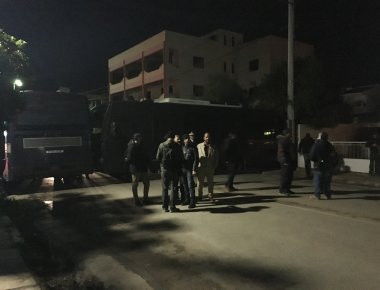 Αποκλεισμένη η περιοχή σε ακτίνα 500 μέτρων από κλούβες των ΜΑΤ για την ομιλία Τσίπρα στην Ελευσίνα (φωτό & βίντεο)